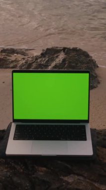Dikey video. Kum ve Dalgaların yanında Yeşil Ekranlı Laptop, Önizleme, Çevrimiçi Eğitim Konsepti