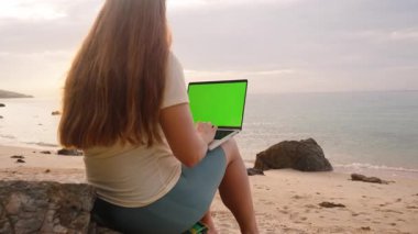 Yeşil Ekran ile Rock 'ta Oturan Kadın Sunset Ocean' a Bakıyor, Özgürlük Yaşam Tarzı Konsepti