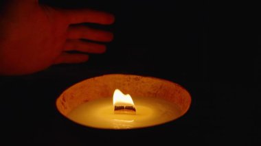 Coconut Shell 'de Yanan Ahşap Mum, Düşük ışık, Rahatlık ve Sıcaklık Konsepti