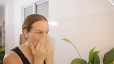 Parlak Banyo 'da Parlak Banyo' da Kadın Yüze Krem Sürme, Cilt Konsepti