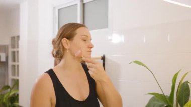 Banyoda Yüze Pembe Yeşim Patenli Kadın, Yakından Bakış, Yüz Masajı Konsepti