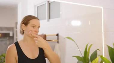 Banyodaki Yeşim Yüzlü Kadın Ayna Yansıması, yan açı, Yaşlanma Karşıtı Kavram