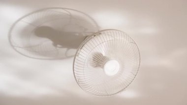 Görünür Gölge ve Güneş Işığı Yansımaları ile Duvara monte edilen Tavan Kapalı Pervane, dar açılı çekim, Kapalı Salon Soğutma ve Hava Dolaşım