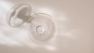 Tavan Pervanesi Beyaz Duvarda Dönerken Kamera Dışarı Yakınlaşırken Güneş Işığı Gölgeleri ile Daha Geniş Görüntü Görüntüsü Görüntüleniyor, Geniş Açı Uzaklaştırma, Ev Havalandırması ve Konfor Konsepti