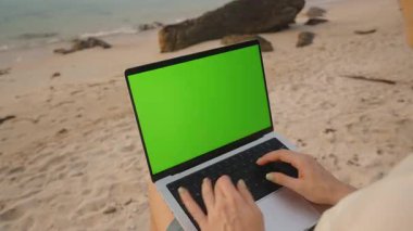 Kum Kumsalı 'nda Yeşil Ekran ile Bilgisayarda Eller Daktilo' yu Kapat, Düşük açı, Uzaktan Çalışma Konsepti