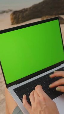 Dikey video. Kum Kumsalı 'nda Yeşil Ekran ile Bilgisayarda Eller Daktilo' yu Kapat, Düşük açı, Uzaktan Çalışma Konsepti