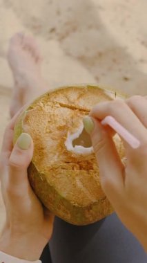 Dikey video. Kum Sahili 'nin Üzerinde Elle Hindistan cevizi Tutma Kapanışı İlk Kişi Görünümü Tropikal Yenileme Sahnesi