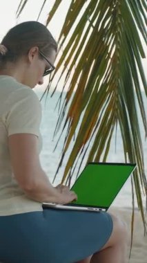 Dikey video. Tahta Taburede Oturan Kadın: Palmiye Ağacı Yeşil Ekran: Okyanus Geniş Açısı, İş ve Seyahat Yaşam Tarzı Konsepti: