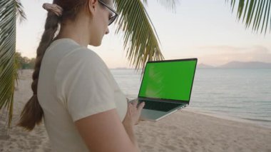 Palmiye Ağacının Altında Braid Duran Kadın Yeşil Ekran Geniş Deniz Açısı, Uzak Ofis Konsepti ile Laptop Kullanıyor