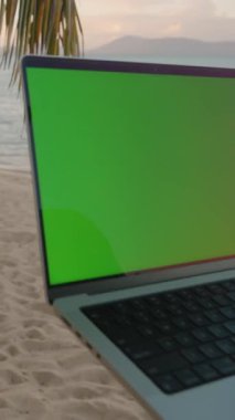 Dikey video. Kumsalda Kumsalda Yeşil Ekranlı Kadın Tutma Dizüstü Bilgisayarı Arkaplanda Okyanus, Dijital Göçebe Konsepti