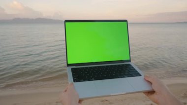 Yeşil Ekran Denize Karşı Tutulan Dizüstü bilgisayar ve Yatay Yakın Çekim, Dijital Çalışma ve Seyahat Konsepti