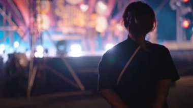 Parlak Işıklar ve Sahne Alanıyla Sahne Arkasından Canlı Müzik Konseri İzleyen Kadın