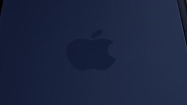 Derin Mavi iPhone 17 Pro 'daki yansıtıcı Apple logosunun Parlak ve Yumuşak Matte yüzeyli Statik Makro Çerçeveli Aşırı Yakın Çekimi. Koh Samui, Tayland, 09.29.2025
