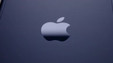 Derin Mavi iPhone 17 Pro 'daki Parlak Kara Elma logosu Makro Çekimde Düşük Işık Yansıması ve İnce Matte Bitiş İnce Karşıtlık Oluşturuyor. Koh Samui, Tayland, 09.29.2025