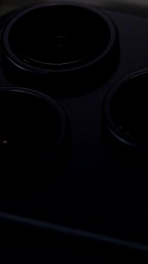 iPhone 17 Pro in Deep Blue Color 'un Macro Close-Up' ı. Üçlü Kamera Lensleri ve Matte yüzeyinin bir kısmı Gölgede Yumuşak Yansımalarla. Koh Samui, Tayland, 09.29.2025