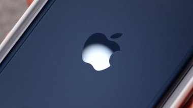 Deep Blue iPhone 17 Pro üzerinde Matte Surface 'de Parlak Işık Yansıması olan Parlak Elma Logosunun Macro Yakın Çekimi. Koh Samui, Tayland, 09.29.2025