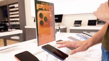 Apple Store Düşük Angle Editör Konsepti Mobil Perakende Satışında iPhone 17 Pro 'nun Sayaç Yanındaki Akıllı Telefonla Etkileşim. Koh Samui, Tayland, 09.16.2025