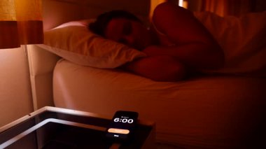 Sabah 6 'da Smartphone Alarmı' nda Uyuyan Kadın Parlak Pencere 'ye Bakıyor Sonra Ilık Sabah Tembelliğiyle Kapatılan Gözler