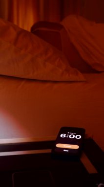 Dikey video. Sabah 6: 00 'da Yataktan Ulaşıp Kapanan Akıllı Telefon Alarmı Perdelerin Sabah Uyanışından gelen Ilık Loş Işığı' nda.