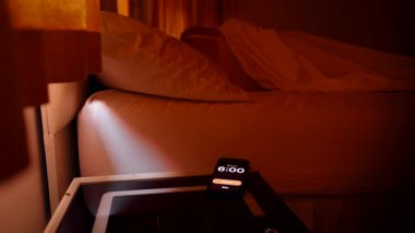 Sabah 6: 00 'da Yataktan Ulaşıp Kapanan Akıllı Telefon Alarmı Perdelerin Sabah Uyanışından gelen Ilık Loş Işığı' nda.