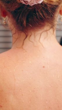 Dikey video. Boyun ve Omuzlardan Suyla Duş Alan Kadın Görünümü, Baş Eğik İleri, Sağlık ve Kişisel Hijyen Konsepti