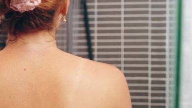 Duşta Su Akıyor Kadınlar Görünür ve Saçları Bağlı, Kısmi Arka Görünümü Açık Cam, Hijyen ve Tazeleme Konsepti