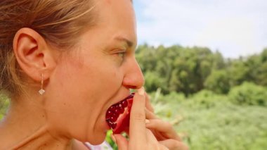 Açık havada Olgun Nar Yiyen Kadın Profili Yeşil Ağaçlar ve Mavi Gökyüzü, Doğal Odaklanma, Sağlıklı Gıda Konsepti