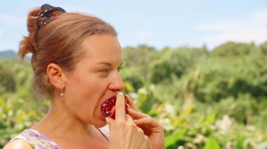 Parlak Güneş Işığı Altında Yeşil Tropikal Bahçede Nar Yiyen Kadın, Yarım Boylu Atış, Sağlıklı Yeme Konsepti