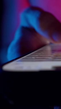 Dikey video. Hands Çevrimiçi Ortam ile Çevrimiçi Çevrimiçi Kaydır Kırmızı ve Mavi Işık, Düşük Açı Tüm Yaşamı Depolama Aşırı Yüklenmiş Dijital Etkileşim ile Akıllı Telefon 'da