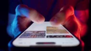Mobil Ekran Altında İnsanın Parmakları Parlak Arayüzü Neon Kırmızı ve Mavi Işık Altında, Düşük Yakın Çekim Tüm Hayatı Yakalıyor Akıllı Telefon ve Sürekli Sosyal Varlık