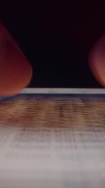 Dikey video. Neon Işığında Hızlı Dolly Kaypak ile Kamera Hareket Ederken Parlak Akıllı Telefon Görüntüsü Görüntüleme Smartphone 'da Tüm Yaşamı İfade Ederken