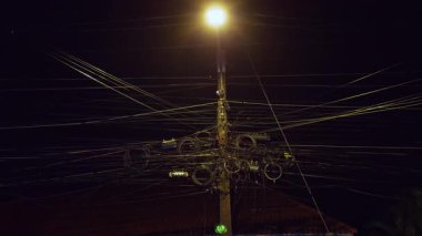 Sokak Kutbunda Karışık Fiber Optik Kablolar Tayland 'da Gece Lambası ile Aydınlandı, Şehir İletişim Ağı Konsepti