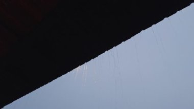 Damlalardan akan yağmur damlaları Gökyüzü Işığına doğru akarak Dikey Çizgiler ve Yumuşak Yansıma, Minimalizm ve Yağmurlu Sükunet Konsepti oluşturur