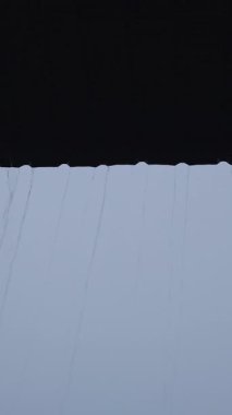 Dikey video. Soluk Gökyüzüne Karşı İnce Dikey Çizgilerde Yoğun Yağmur Damlaları, Muson Hava ve Doğal Hareket Konsepti