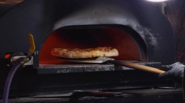 Taze pişmiş Pepperoni Pizzanın Yakın Çekimi Metal Kabuğu Otantik İtalyan Mutfağı ve Mutfak Mükemmelliği Konsepti