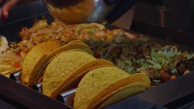 Taze sert kabuklu takolar Tavuk, lahana ve sebzelerle dolu Izgara İstasyonunda, Meksika sokak yiyeceklerine hazırlık konsepti