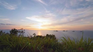 Horizon 'da Küçük Adalar ve Önplanda Uzun Çimenler Üzerinde Canlı Gün Batımı Yüksek Bakış Açısı, Timelapse Angle, Tropik Günbatımı Konsepti