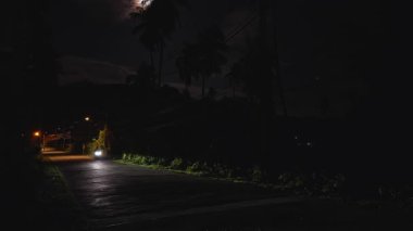 Loş Aydınlık Orman Yolu, Gece Yarısı Motosiklet Farları Dolunay, Geniş Açı Açı ve Gece Yaban Hayatı kavramının altında Yanıp sönen Sokak Lambası