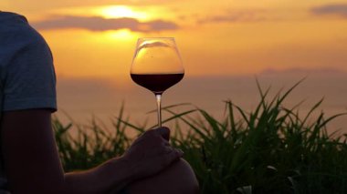 Kırmızı Şarap İçen Kadın Sunset, Side View, Romantik Dinginlik Konsepti