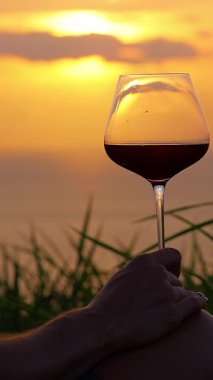 Dikey video. Kırmızı Şarap İçen Kadın Sunset, Side View, Romantik Dinginlik Konsepti