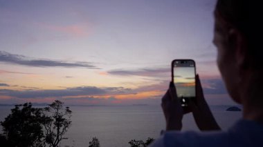 Smartphone, Side View, Modern Gevşeme Konsepti ile Günbatımının Fotoğrafını Çeken Kadın