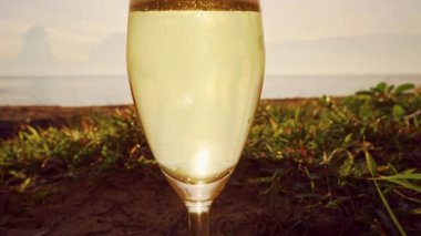 Altın Şampanya Köpüğü Güneş Işığı Yansıması ve Deniz Ufkusu, Yumuşak Odaklı Yavaş Hareket Sahnesi, Tropikal Kutlama Konsepti