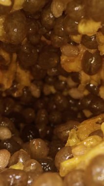 Dikey video. Taze Papaya 'nın Kapanışı, Yeşil Yapraklar ve Sağlıklı Yeme Konsepti' nin arasında Kameranın İçinden Çıktığı Bir Dolly Kaydırma Görünümü İçin Tohumlar Dökülüyor