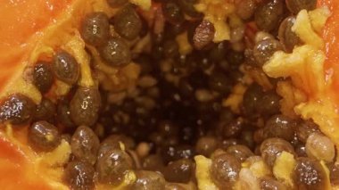 Papaya 'nın Kapanışı Bir Bıçak Yavaş Çekimde Meyveyi Keserken Kamera Yeşil Yapraklar, Sağlıklı Yeme Konsepti ve Dolly Kaydırma Görünümü ile İçeriden Kayıyor