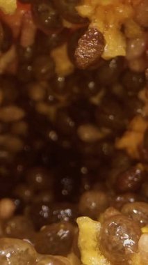 Dikey video. Papaya 'nın Kapanışı Bir Bıçak Yavaş Çekimde Meyveyi Keserken Kamera Yeşil Yapraklar, Sağlıklı Yeme Konsepti ve Dolly Kaydırma Görünümü ile İçeriden Kayıyor