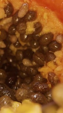 Dikey video. Taze Papaya 'nın Kapanışı' nda kamera Dolly Kaydırma Görünümü 'nde Yeşil Yapraklar' a dökülen tohumlar Sağlıklı Yiyen Bıçak Kavramının yanında
