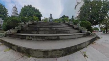 Pagoda ve Taş Merdiven Çerçevelenen Simetrik Saksı Ağaçları Kültür Mirası Konsepti sırasında Geniş Açı Açı 'da Yakalandı