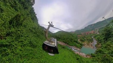 Virajlı Dağ Yolunda Eller Direksiyon Geniş Açı Sarı İşaretli İlk Kişi Seyahat Macerası Konsepti sırasında Görüldü