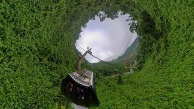 Virajlı Dağ Yolunda Eller Direksiyon Geniş Açı Sarı İşaretli İlk Kişi Seyahat Macerası Konsepti sırasında Görüldü