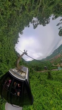 Virajlı Dağ Yolunda Eller Direksiyon Geniş Açı Sarı İşaretli İlk Kişi Seyahat Macerası Konsepti sırasında Görüldü